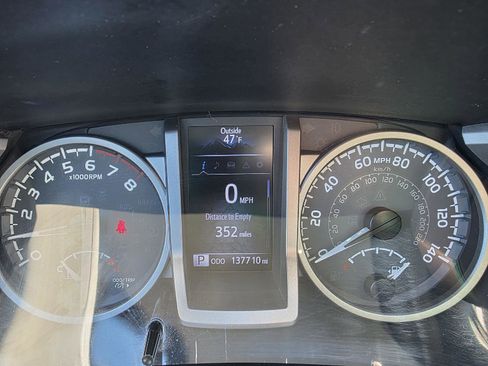 Used 2016 Toyota Tacoma SR5 w/ SR5 Appearance Package (SN) image 17