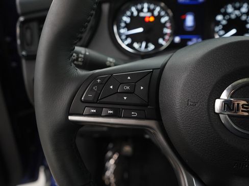 Used 2018 Nissan Rogue SV w/ Premium Package image 18