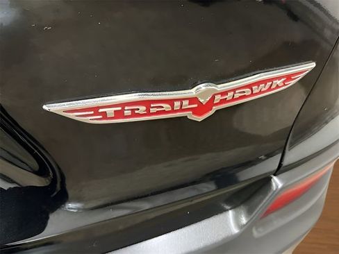 Used 2019 Jeep Cherokee Trailhawk image 23