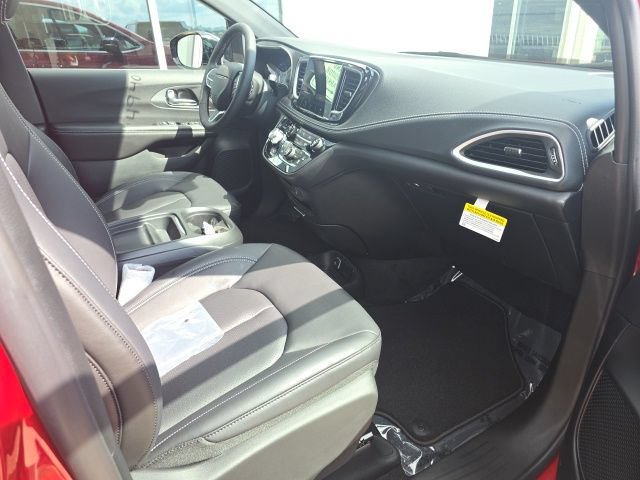 New 2027 Chrysler Pacifica Select AWD/4WD image 5