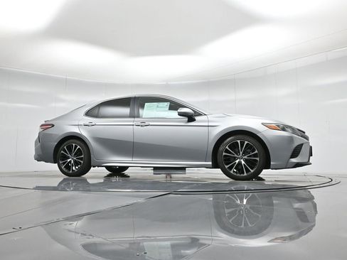 Used 2020 Toyota Camry SE image 3