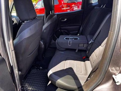 Used 2017 Jeep Renegade Altitude FWD image 18