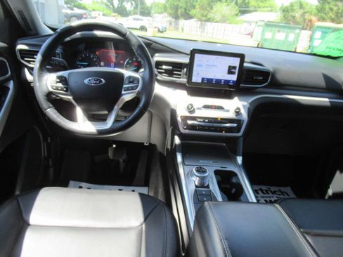 Used 2023 Ford Explorer XLT w/ Equipment Group 202A AWD/4WD image 18