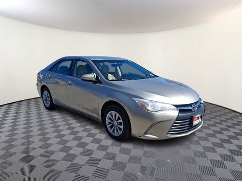 Used 2017 Toyota Camry LE image 5
