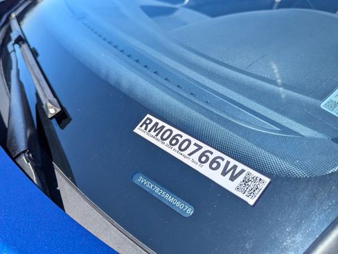 Used 2024 Volkswagen Taos SE image 17