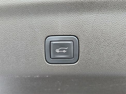 Certified 2024 GMC Yukon Denali image 32