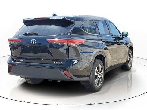 Used 2022 Toyota Highlander XLE AWD/4WD image 3