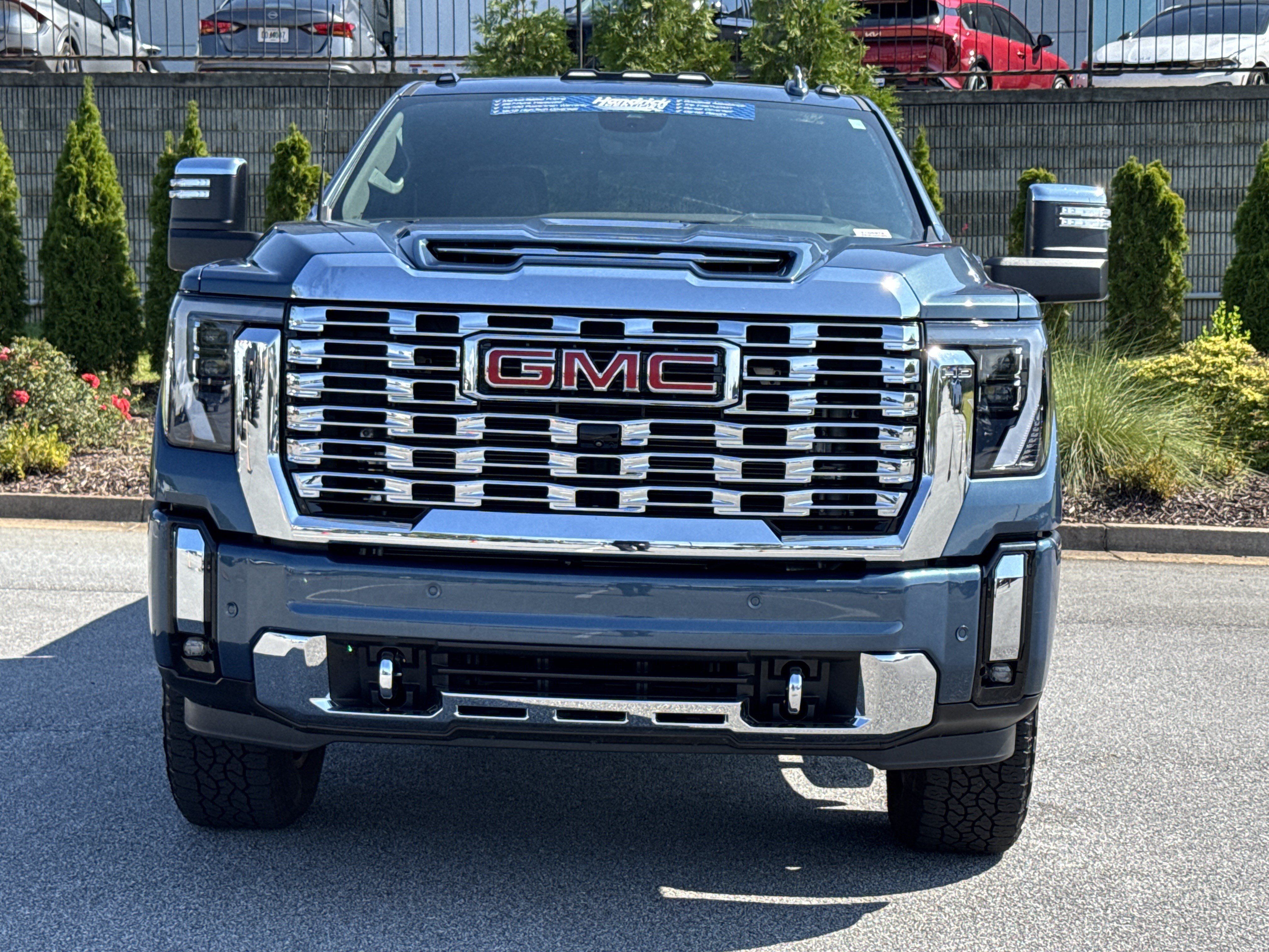 Used 2025 GMC Sierra 2500 Denali w/ Denali Reserve Package AWD/4WD image 3