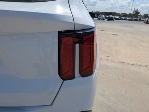 Certified 2025 Kia Sorento LX FWD image 11