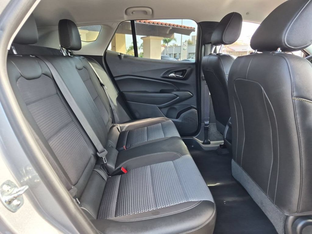 Used 2025 Chevrolet Trax LT FWD image 28