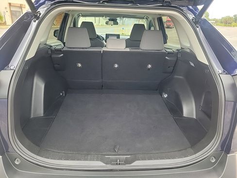Used 2021 Toyota RAV4 XLE w/ Convenience Package FWD image 8