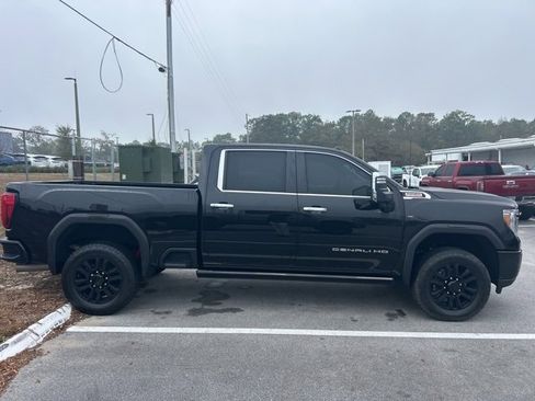 Certified 2022 GMC Sierra 2500 Denali w/ Denali Black Diamond Edition image 5