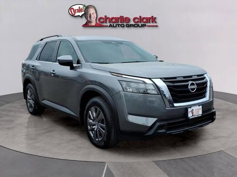 Used 2024 Nissan Pathfinder SV image 7