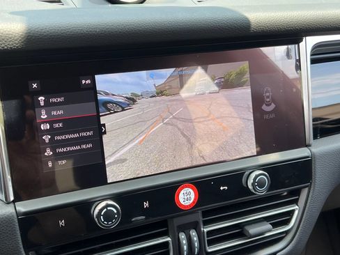 Certified 2025 Porsche Macan AWD/4WD image 27