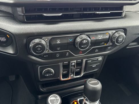 Used 2025 Jeep Gladiator Sport AWD/4WD image 22