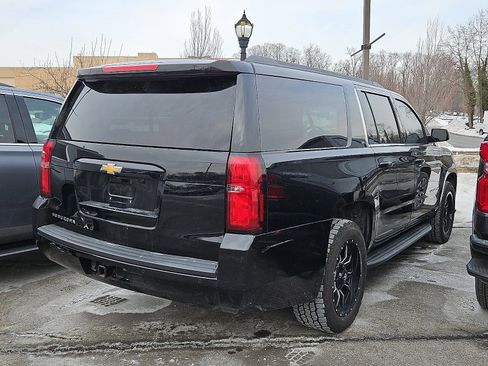 Used 2019 Chevrolet Suburban LT image 4