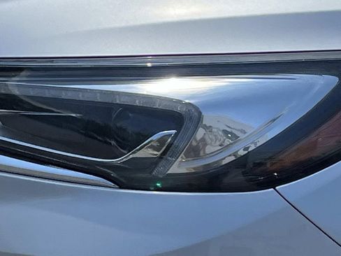 Used 2018 Buick Enclave Premium w/ Experience Buick Package FWD image 9