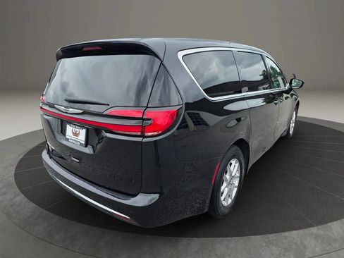Used 2024 Chrysler Pacifica Touring-L FWD image 5