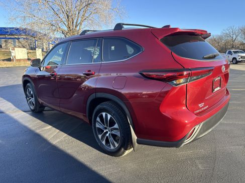Used 2022 Toyota Highlander XLE image 3