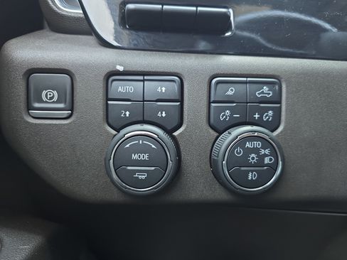 Used 2024 Chevrolet Silverado 1500 LTZ AWD/4WD image 25