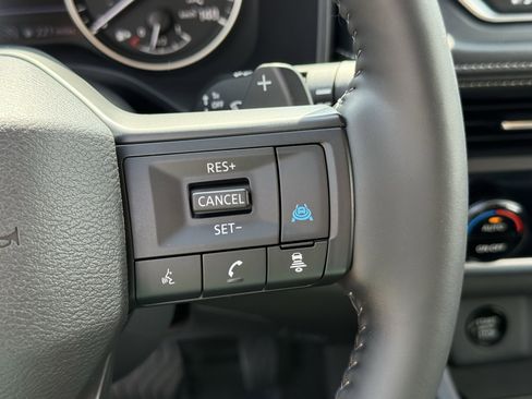 Used 2025 Nissan Rogue SV w/ SV Premium Package image 17