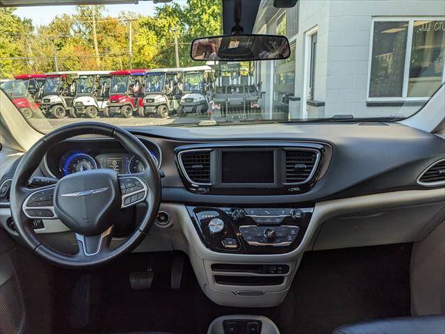 Used 2018 Chrysler Pacifica Touring-L FWD image 7