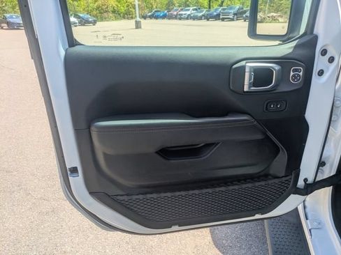 Used 2023 Jeep Wrangler Unlimited Sahara AWD/4WD image 17
