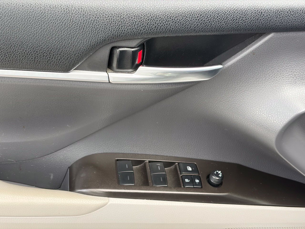 Used 2022 Toyota Camry LE FWD image 6