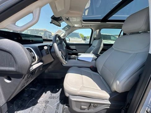 Used 2025 Ford Expedition Active AWD/4WD image 2