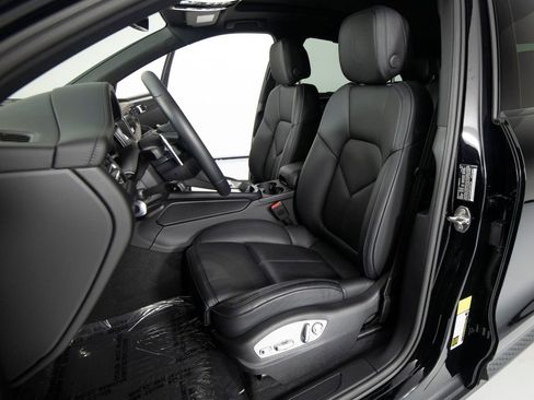 Certified 2026 Porsche Macan AWD/4WD image 17