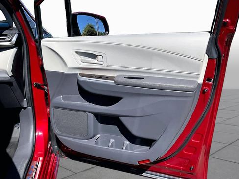 Used 2024 Toyota Sienna LE FWD image 22