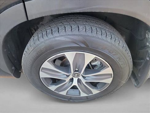 Used 2023 Toyota Highlander XLE image 11