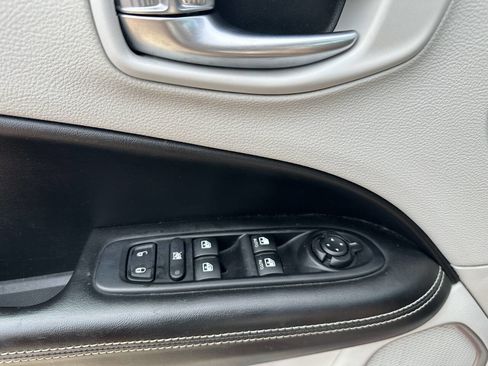 Used 2018 Jeep Compass Latitude w/ Popular Equipment Group FWD image 14