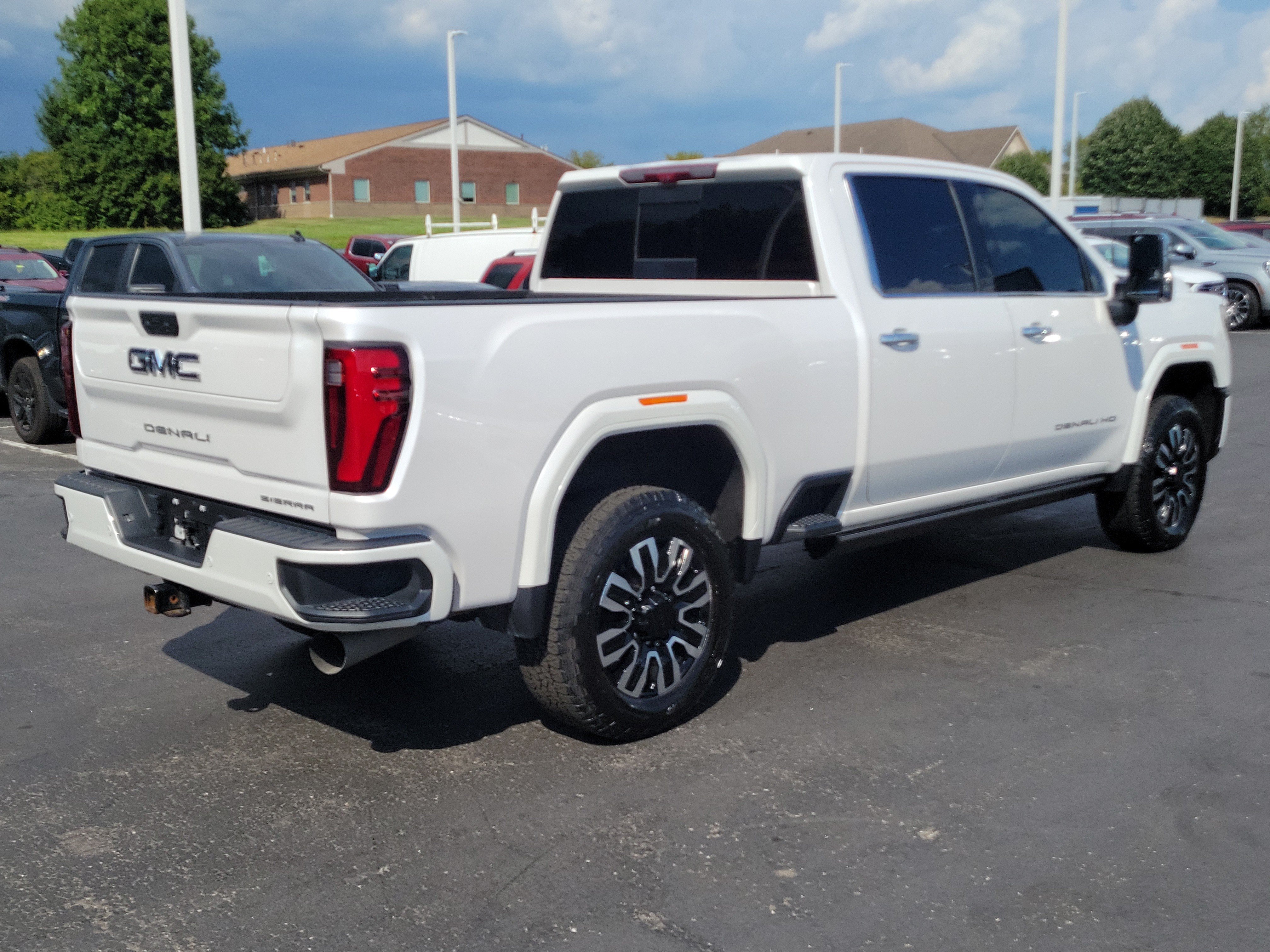 Used 2024 GMC Sierra 2500 Denali Ultimate AWD/4WD image 4
