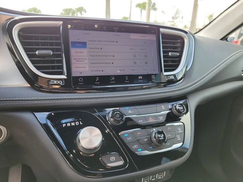 Used 2022 Chrysler Pacifica Touring-L w/ S Appearance Package image 35