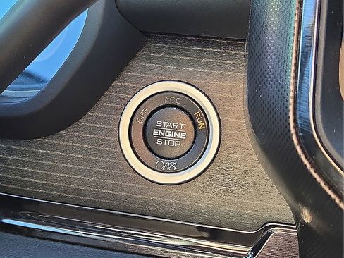 Used 2023 RAM 2500 Limited image 32