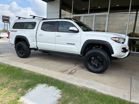 Used 2019 Toyota Tacoma TRD Off-Road w/ TRD Premium Off Road Package AWD/4WD image 2