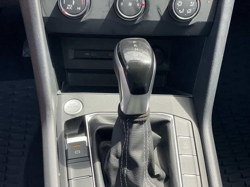 Certified 2022 Volkswagen Taos SE FWD image 16