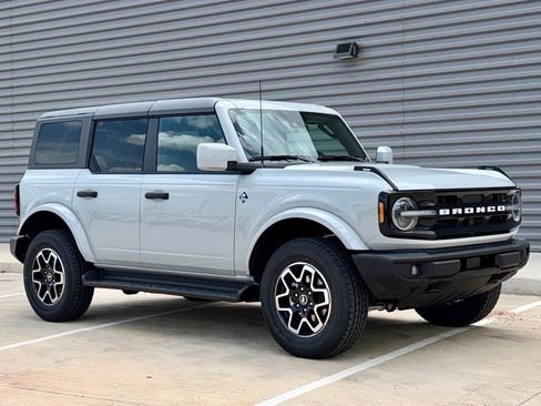 New 2026 Ford Bronco Outer Banks AWD/4WD image 1