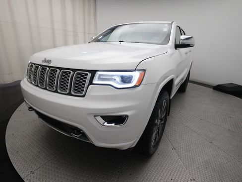 Used 2018 Jeep Grand Cherokee Overland AWD/4WD image 12