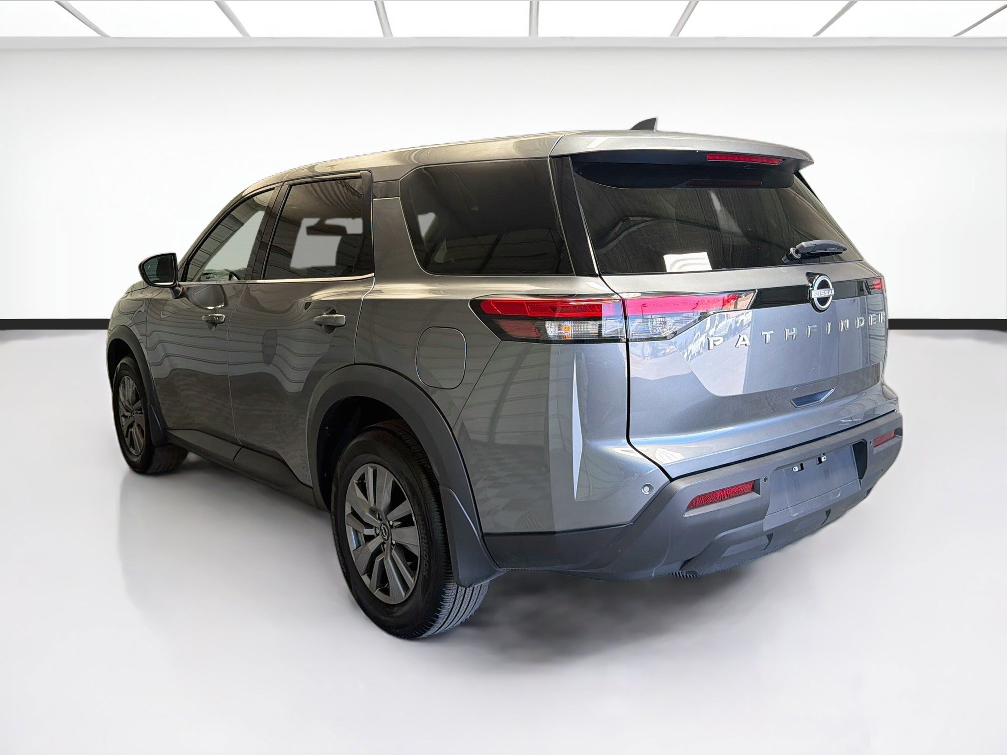 Used 2025 Nissan Pathfinder S FWD image 6
