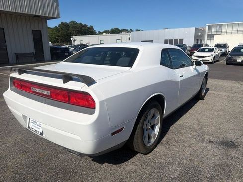Used 2014 Dodge Challenger SXT RWD image 9