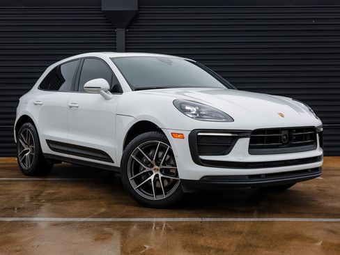 Certified 2023 Porsche Macan image 9