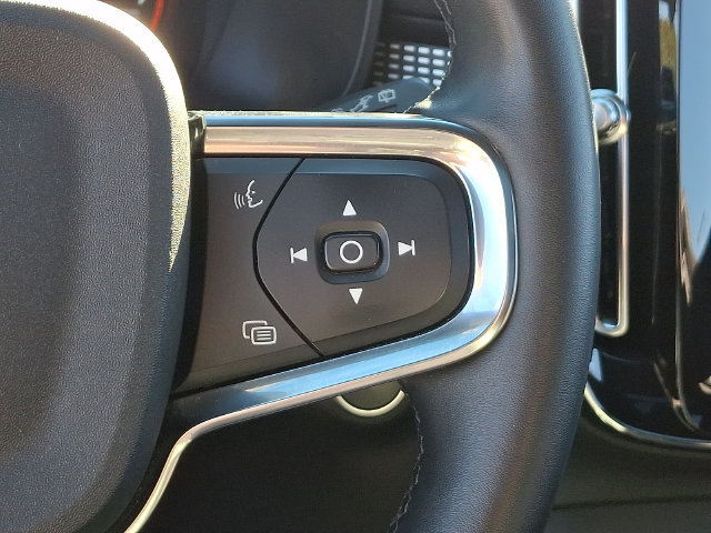 Used 2022 Volvo XC40 T5 R-Design w/ Climate Package AWD/4WD image 8