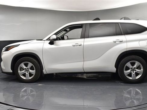 Used 2023 Toyota Highlander L image 5