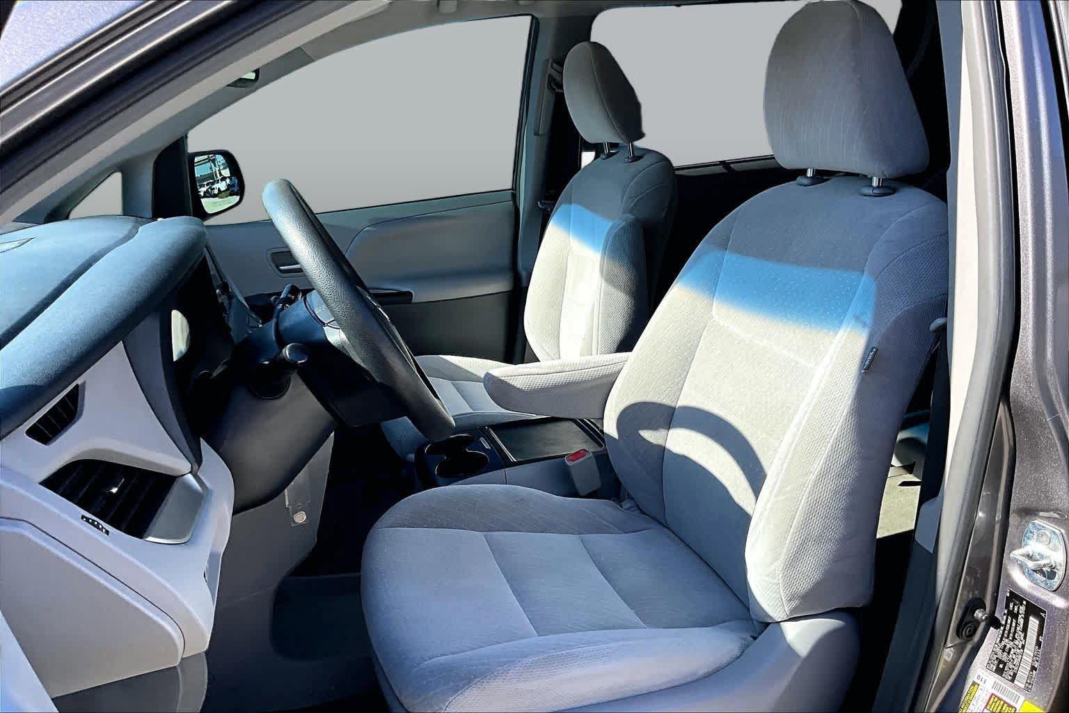 Used 2017 Toyota Sienna LE w/ Protection Package FWD image 8