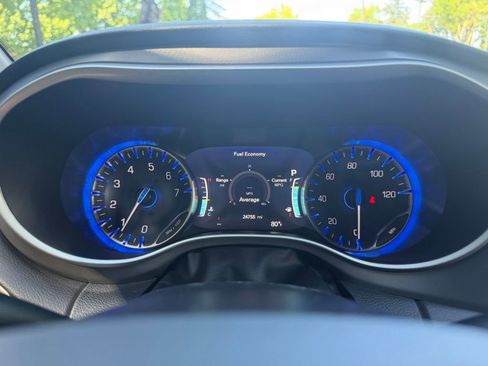 Used 2025 Chrysler Pacifica Select FWD image 19