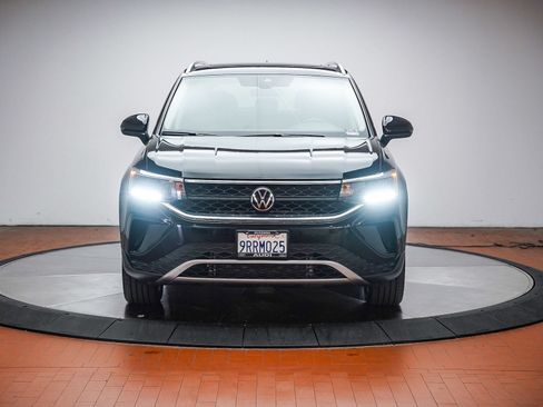 Used 2024 Volkswagen Taos SE w/ Panoramic Sunroof Package FWD image 2