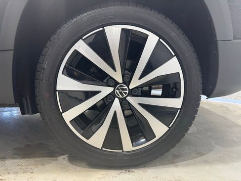 Used 2024 Volkswagen Taos SE image 12