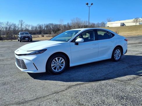Used 2025 Toyota Camry LE image 33
